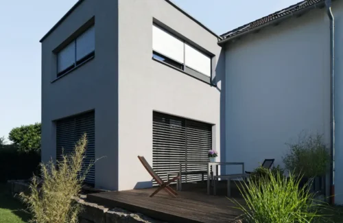 Modernes Einfamilienhaus mit Terrasse und Sonnenschutz