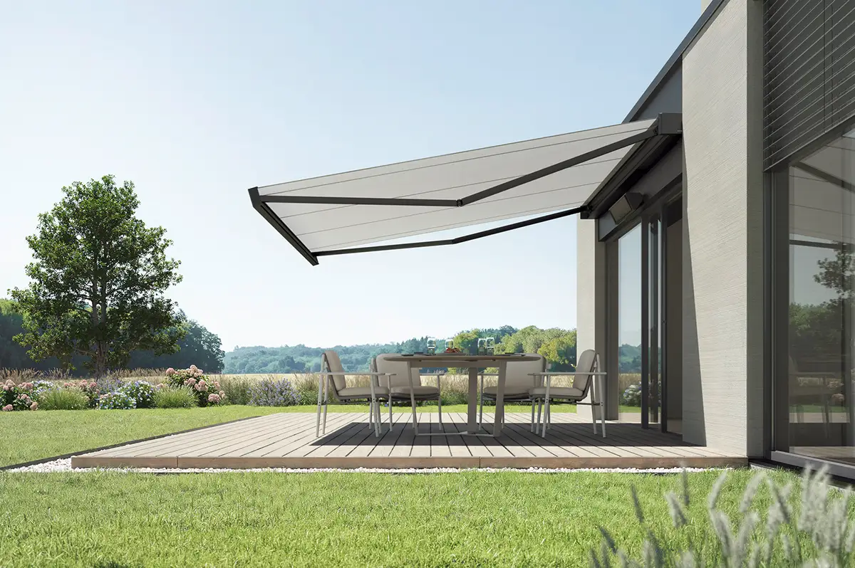 Markise als Sonnenschutz Moderne Terrasse mit Markise und Gartenmöbeln