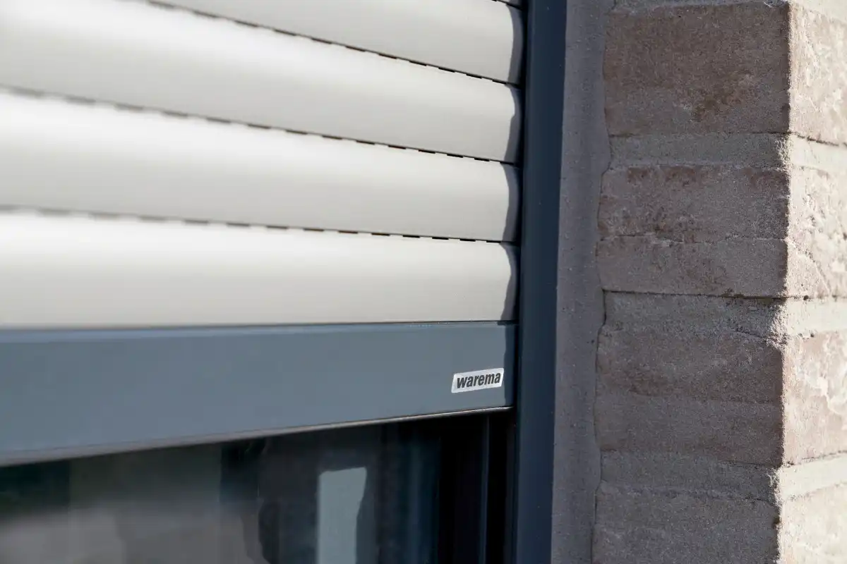 Effiziente Rollläden von Warema für optimalen Sonnenschutz Moderner Rollladen von Warema an einem Fenster